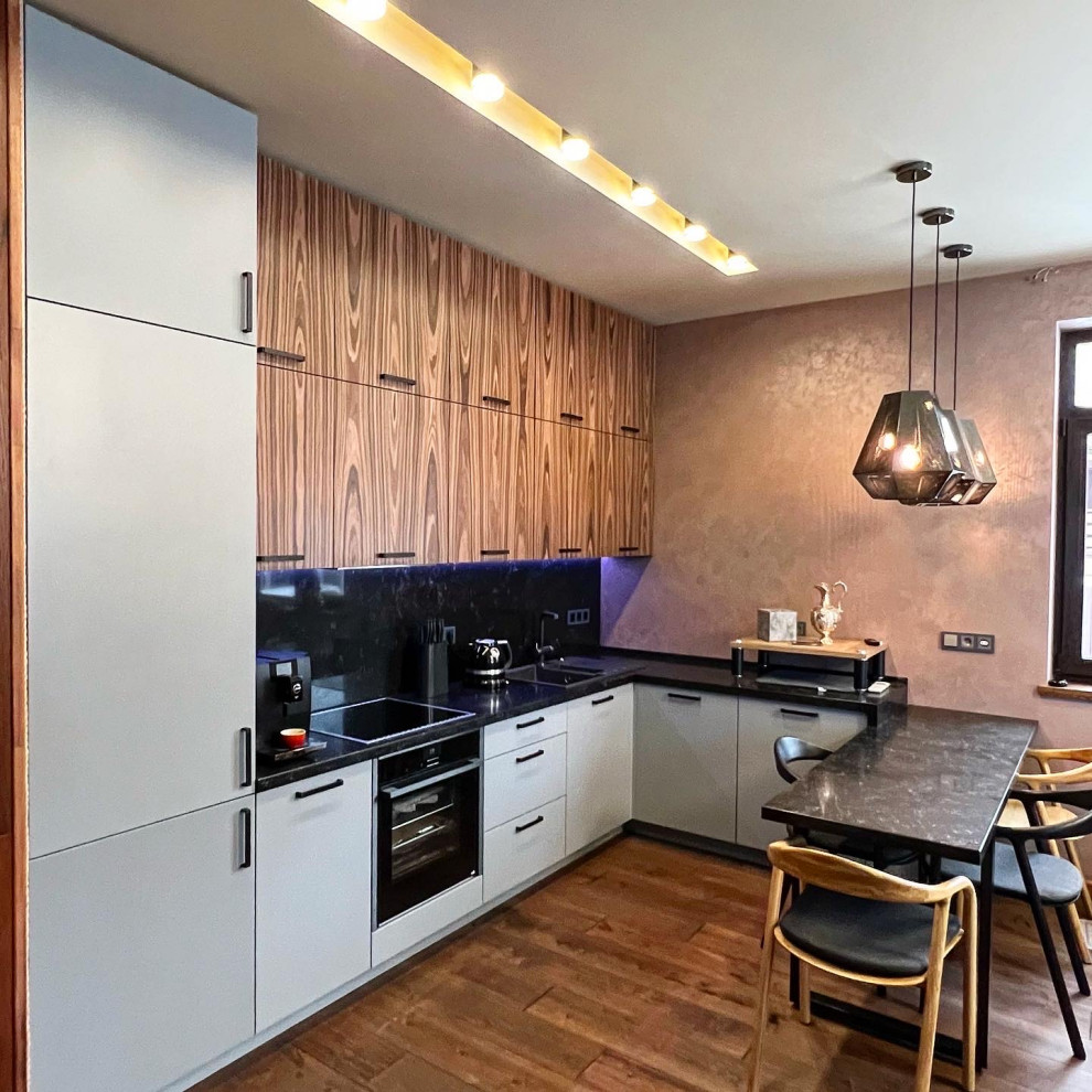 Кухня с фасадами из шпона ореха