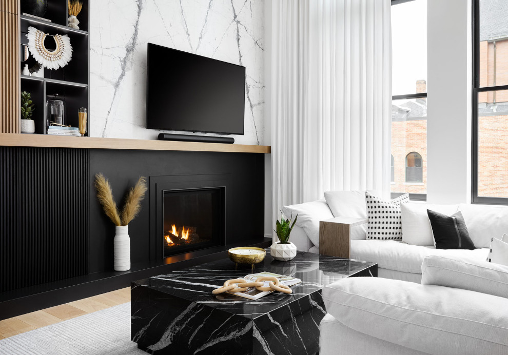 Стильный дизайн: огромная открытая гостиная комната в стиле модернизм с белыми стенами, светлым паркетным полом и фасадом камина из камня без камина, телевизора - последний тренд