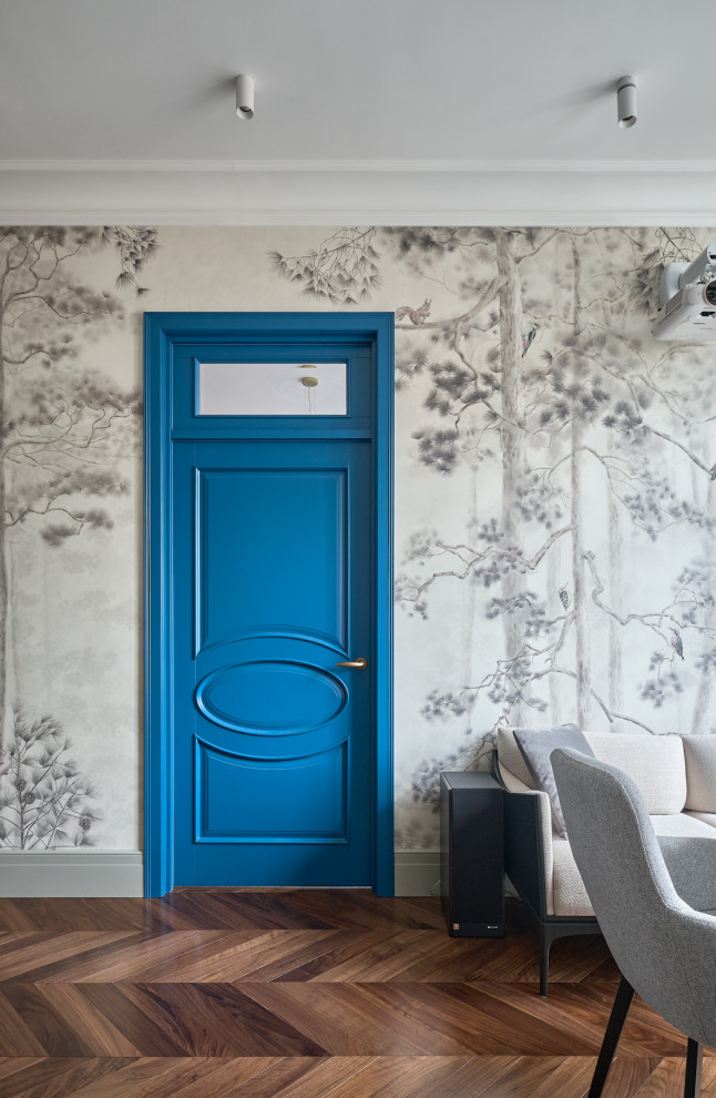 Классические двери ярко-синего цвета