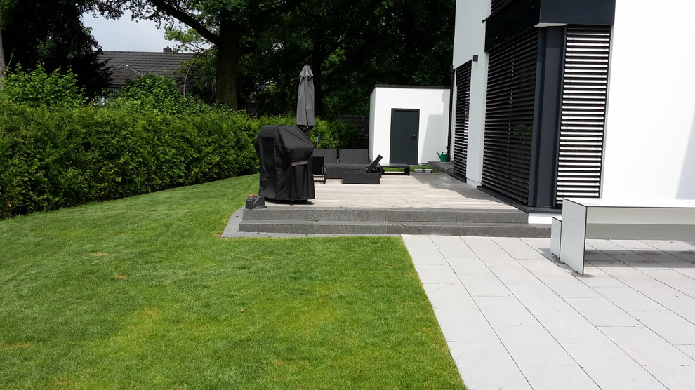 Mid-sized contemporary side yard full sun garden in Hamburg with a garden path and concrete pavers for summer.