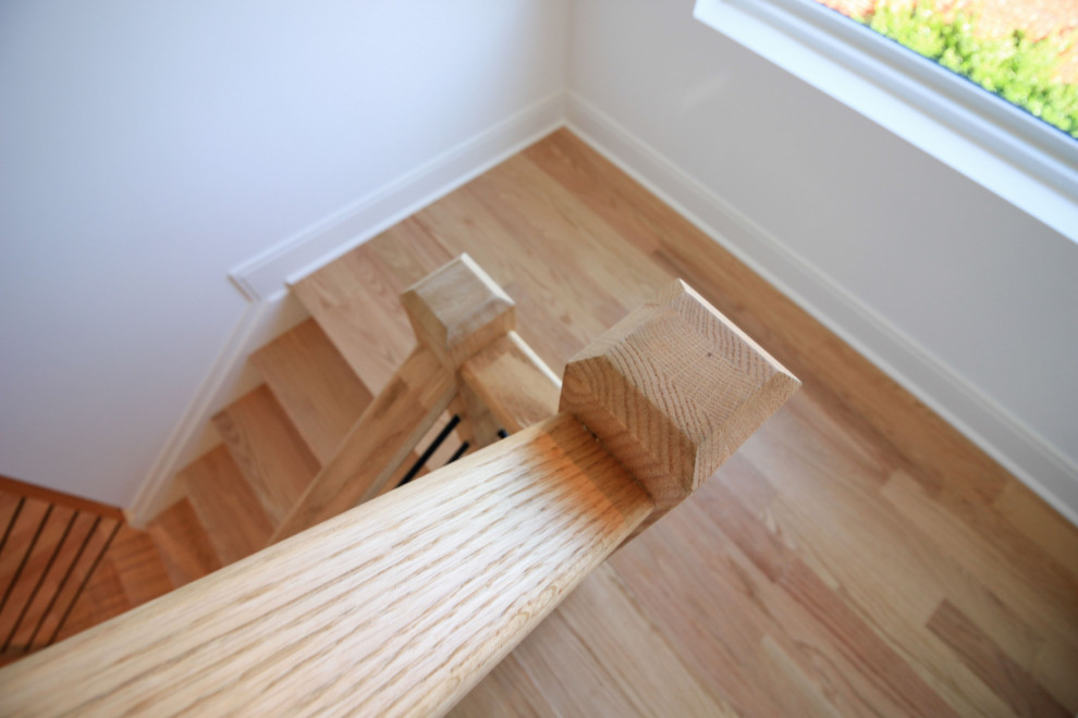 Aménagement d'un escalier peint flottant contemporain de taille moyenne avec des marches en bois, un garde-corps en matériaux mixtes et du lambris de bois.