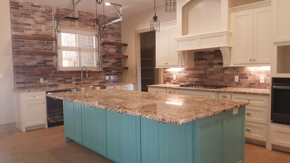 Transitional kitchen photo in Austin