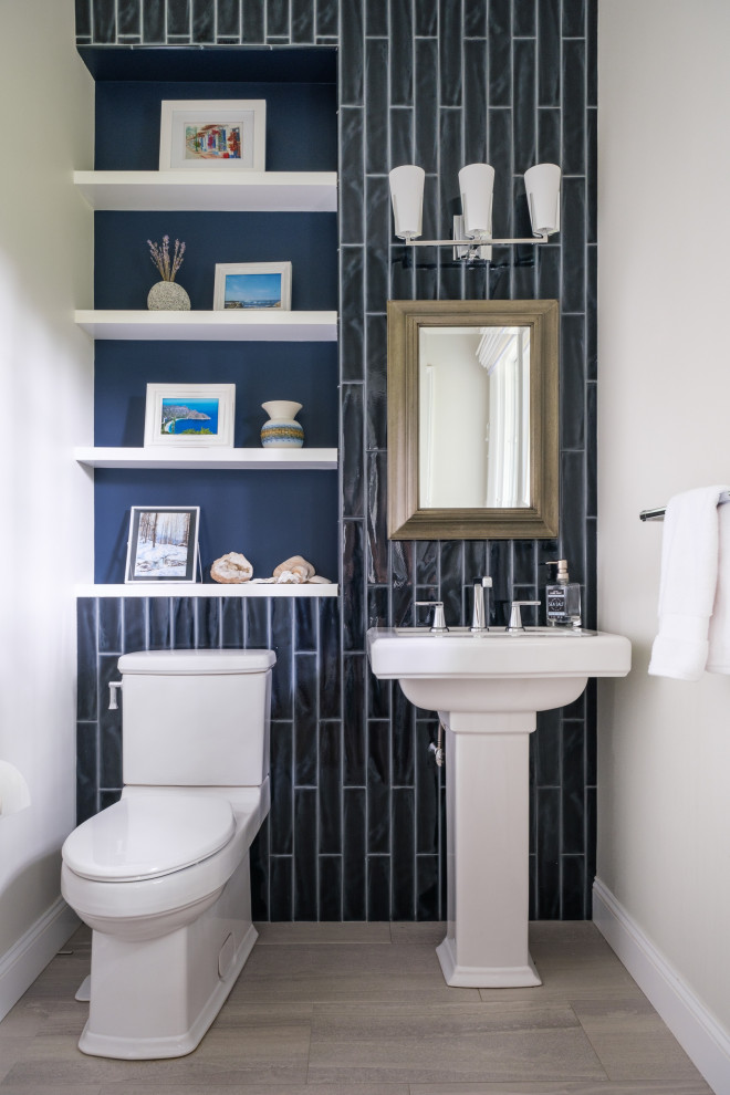 Exempel på ett litet lantligt toalett, med blå kakel, keramikplattor, klinkergolv i porslin, ett piedestal handfat och beiget golv