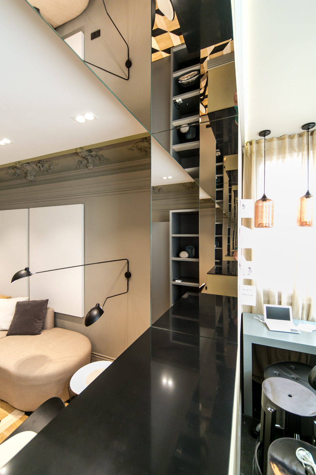 Гостиная с холстами