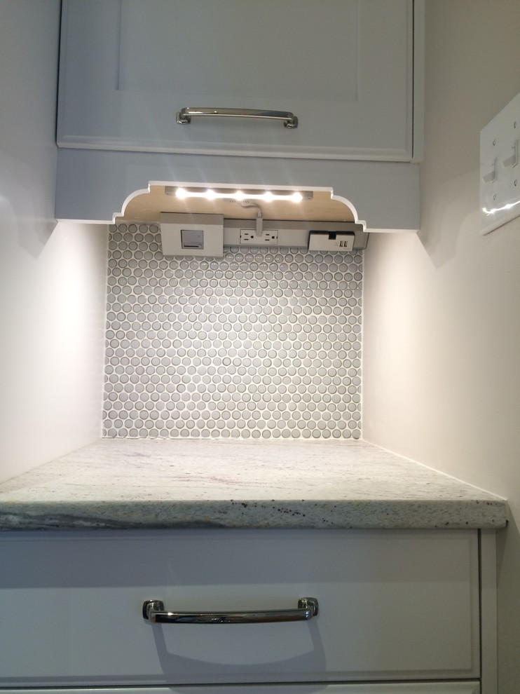 Example of a mid-sized transitional u-shaped medium tone wood floor eat-in kitchen design with an undermount sink, shaker cabinets, white cabinets, granite countertops, gray backsplash, mosaic tile backsplash, colored appliances and an island