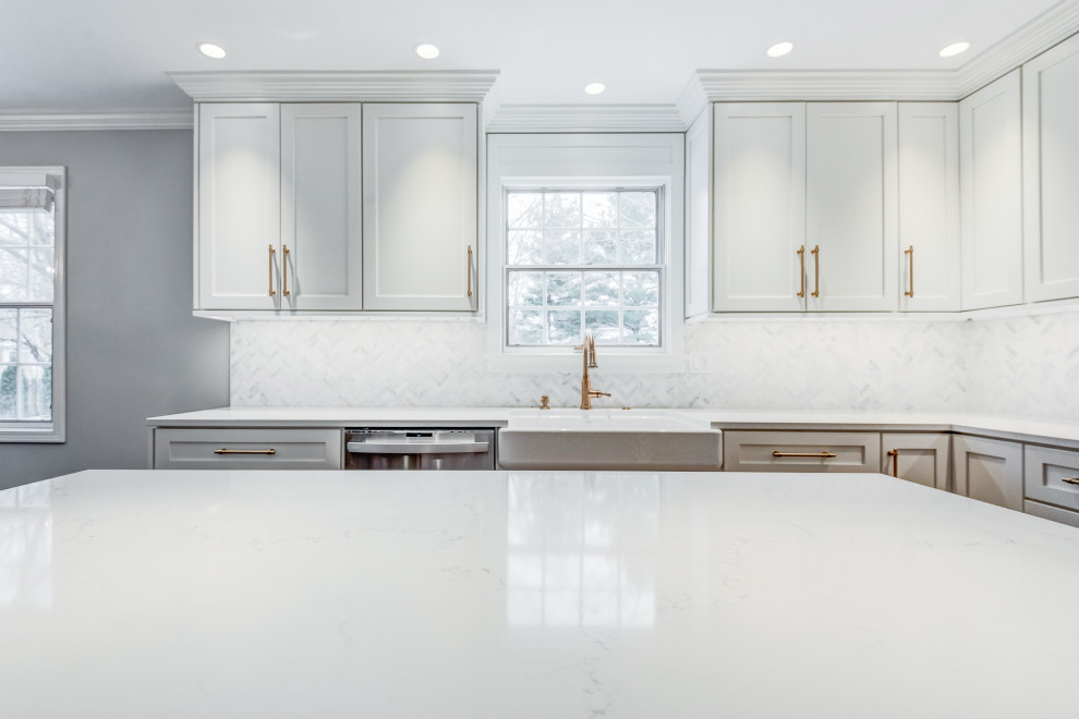 Inspiration for a mid-sized transitional l-shaped light wood floor and brown floor eat-in kitchen remodel in Chicago with a farmhouse sink, shaker cabinets, white cabinets, quartzite countertops, white backsplash, glass tile backsplash, colored appliances, an island and white countertops