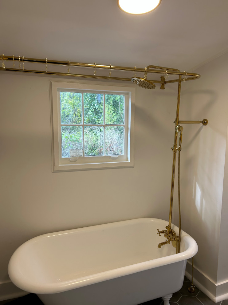 Immagine di una stanza da bagno minimalista con pareti bianche, pavimento in gres porcellanato e pavimento grigio