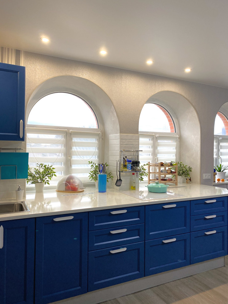 Кухня неоклассического стиля в ярких цветах