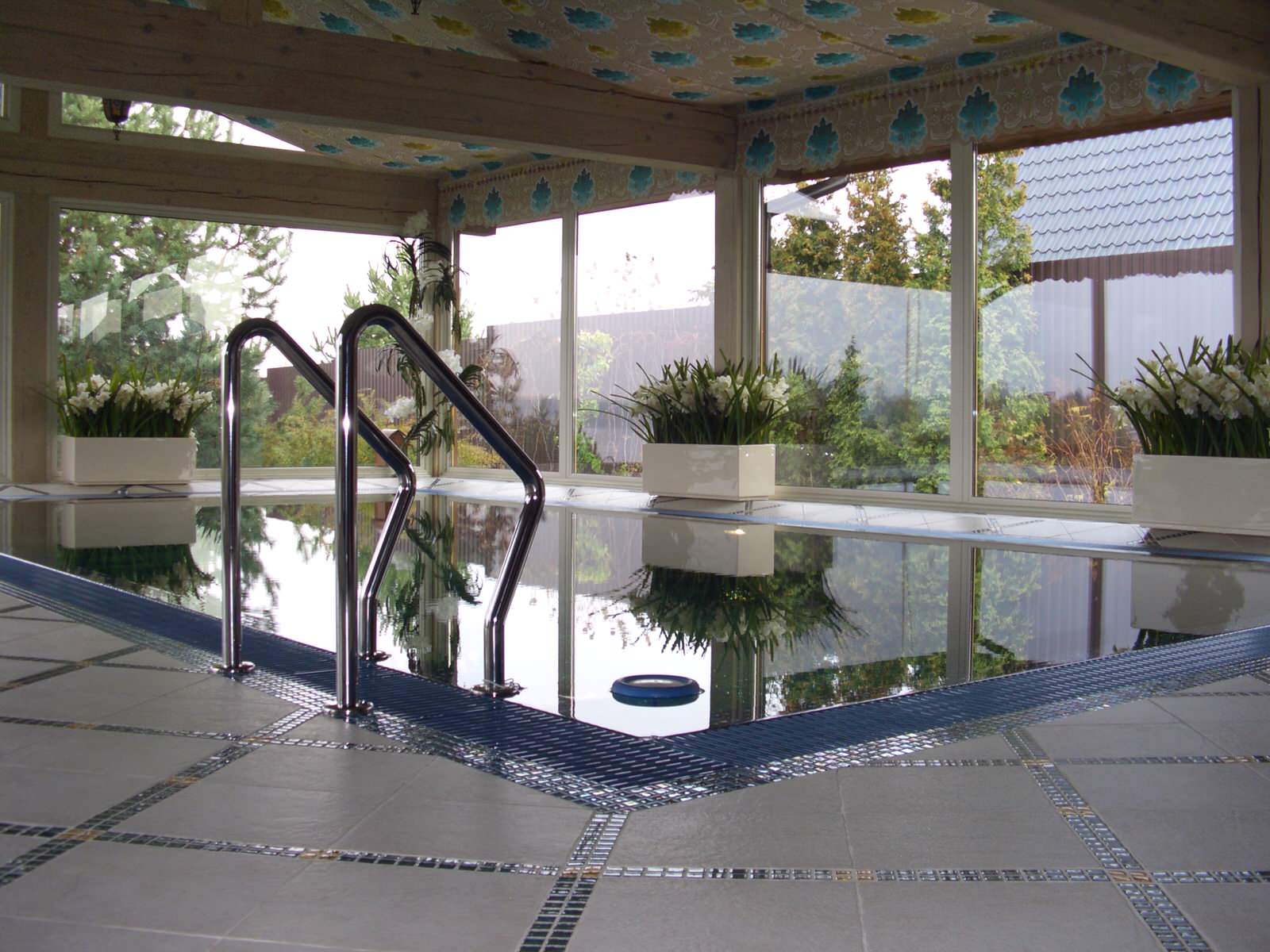 Бассейн на берегу Волги