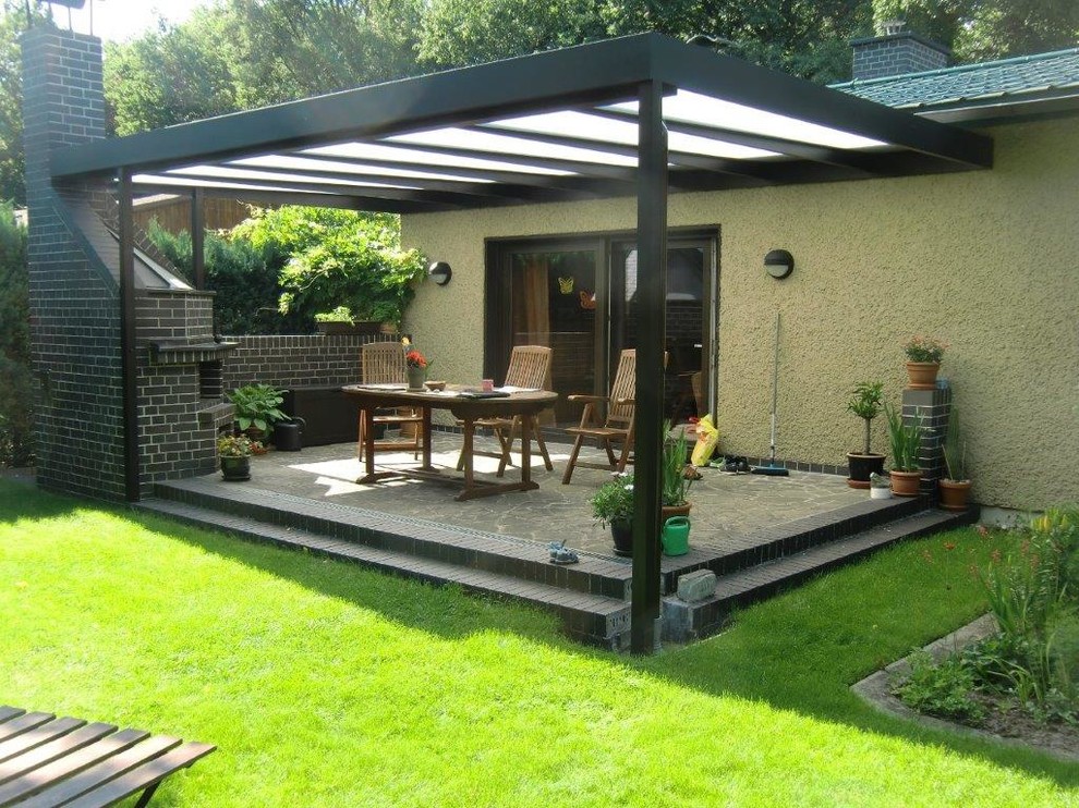 This is an example of a contemporary deck in Berlin.