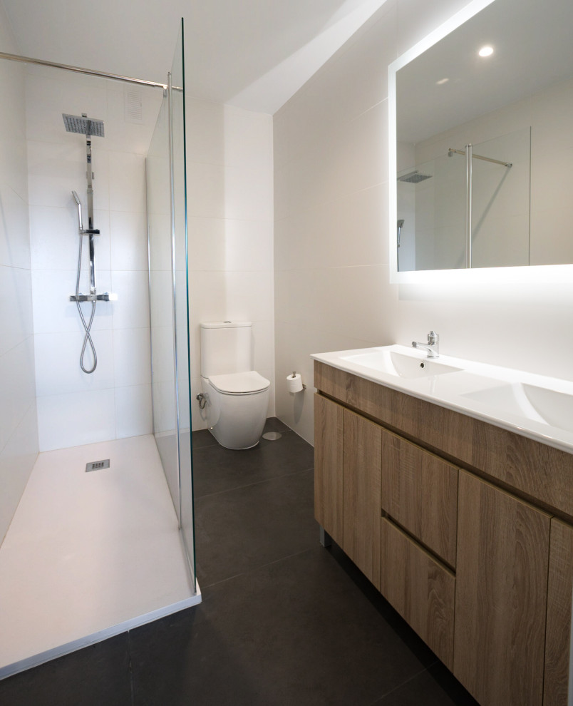 Стильный дизайн: ванная комната среднего размера в скандинавском стиле - последний тренд