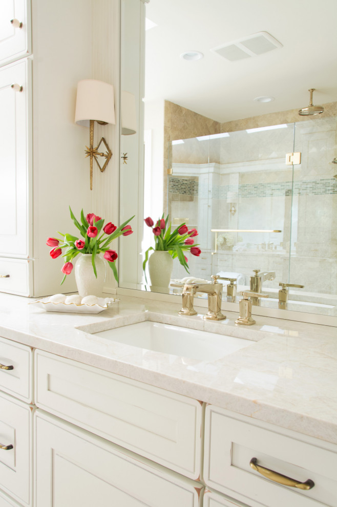 Mittelgroßes Modernes Badezimmer En Suite mit Unterbauwaschbecken, Quarzwerkstein-Waschtisch, weißer Waschtischplatte, Einzelwaschbecken und eingebautem Waschtisch in Tampa