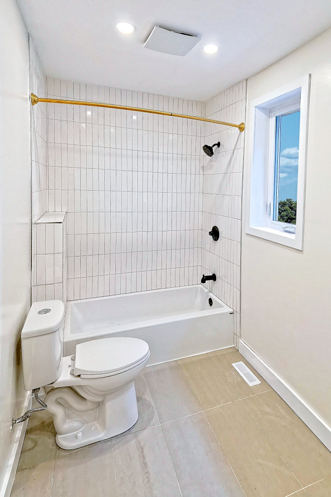 Bild på ett mellanstort funkis vit vitt badrum med dusch, med släta luckor, bruna skåp, ett badkar i en alkov, en dusch/badkar-kombination, en toalettstol med separat cisternkåpa, vit kakel, porslinskakel, vita väggar, klinkergolv i keramik, ett undermonterad handfat, bänkskiva i kvartsit, grått golv och dusch med duschdraperi