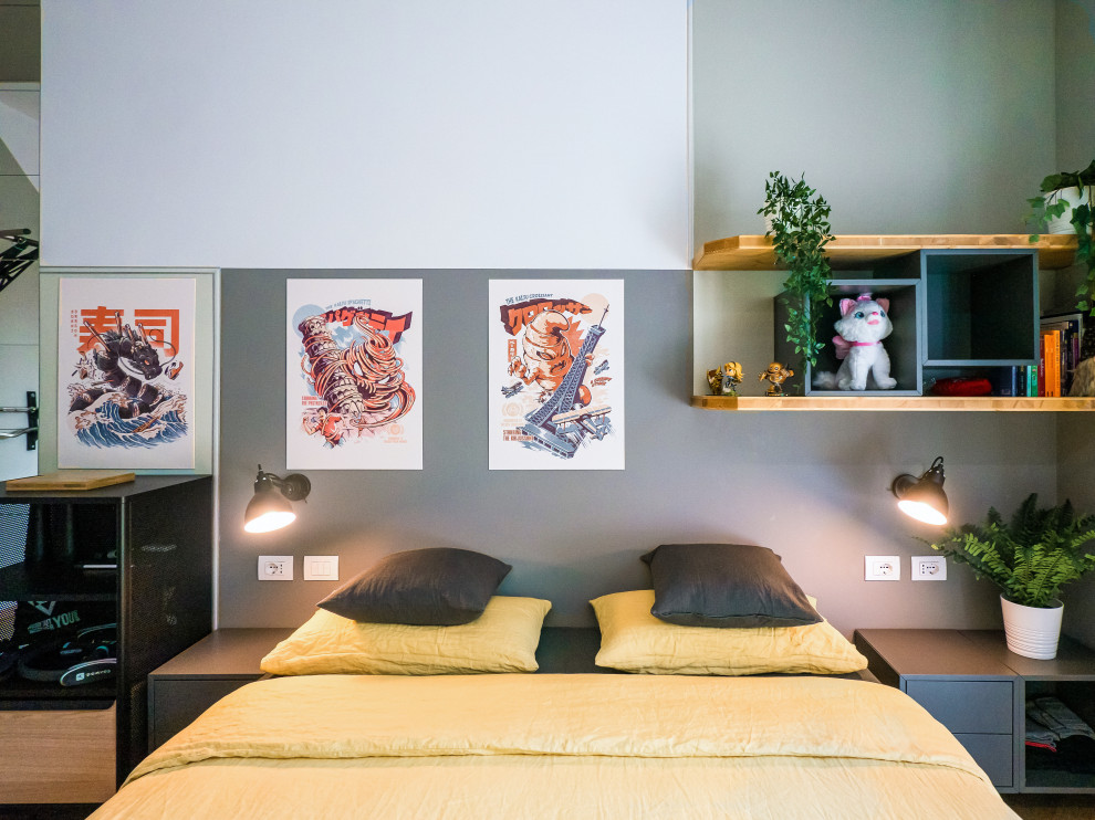 Стильный дизайн: большая хозяйская спальня в стиле лофт с разноцветными стенами, светлым паркетным полом, многоуровневым потолком и рабочим местом - последний тренд