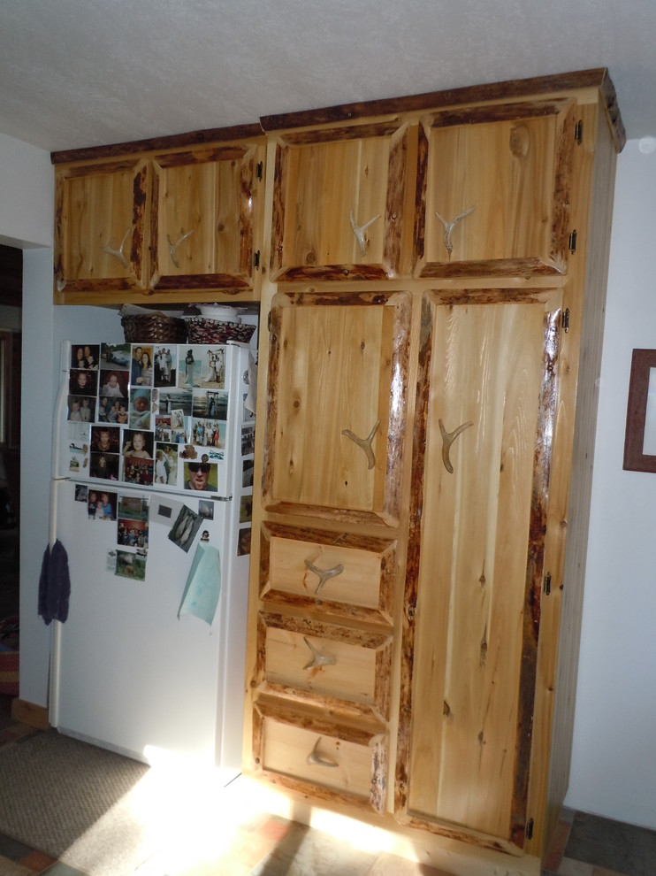 Eat-in kitchen - rustic eat-in kitchen idea with medium tone wood cabinets