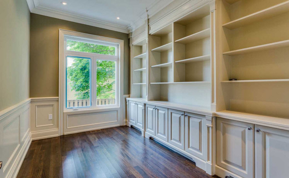 Transitional home design photo in Toronto