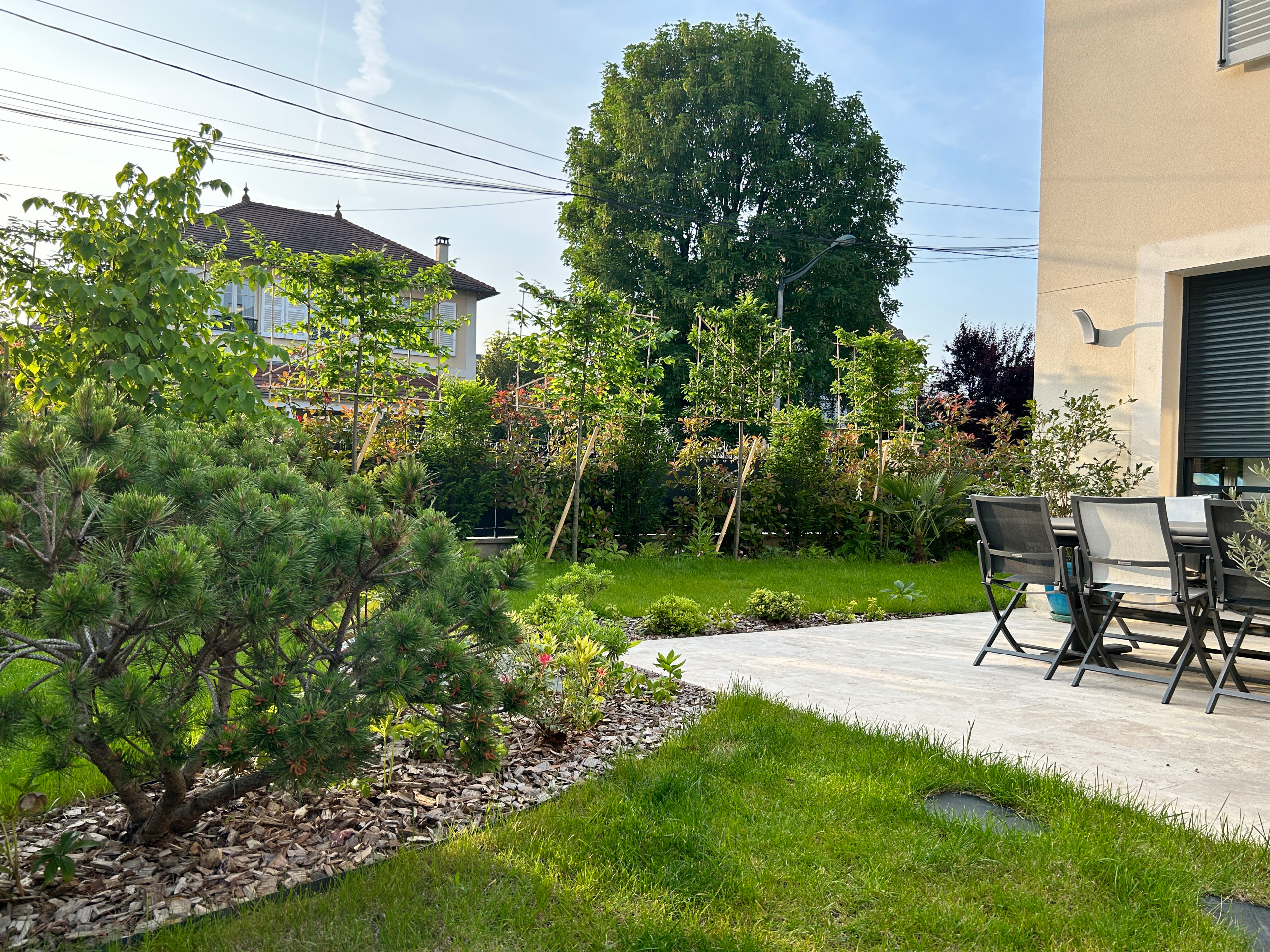 Aménagement du jardin avec des palissades en bois et des arbres palissés.