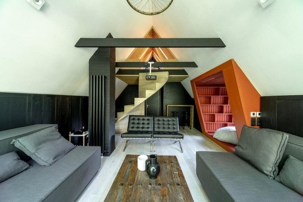 Пример оригинального дизайна: парадная, серо-белая гостиная комната среднего размера в классическом стиле с серыми стенами, паркетным полом среднего тона, зоной отдыха и бежевым полом