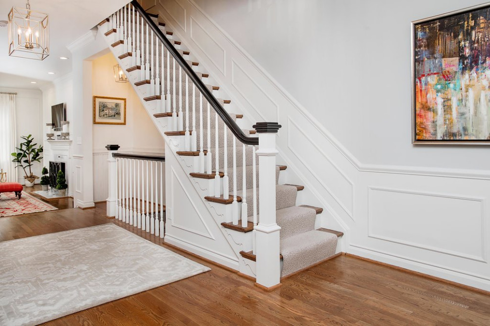 Стильный дизайн: прямая лестница в стиле неоклассика (современная классика) с ступенями с ковровым покрытием, ковровыми подступенками, деревянными перилами и панелями на стенах - последний тренд