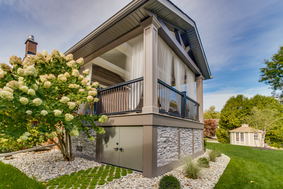 Example of a transitional deck design in Toronto