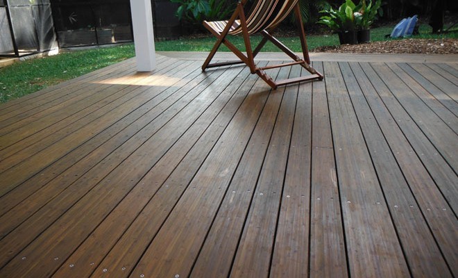 Inspiration for a mid-sized timeless backyard deck remodel