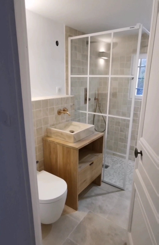 Пример оригинального дизайна: ванная комната в средиземноморском стиле с душевой кабиной