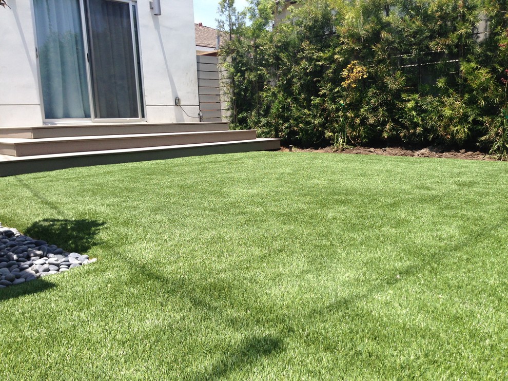 Modern backyard outdoor sport court in Los Angeles with decking.