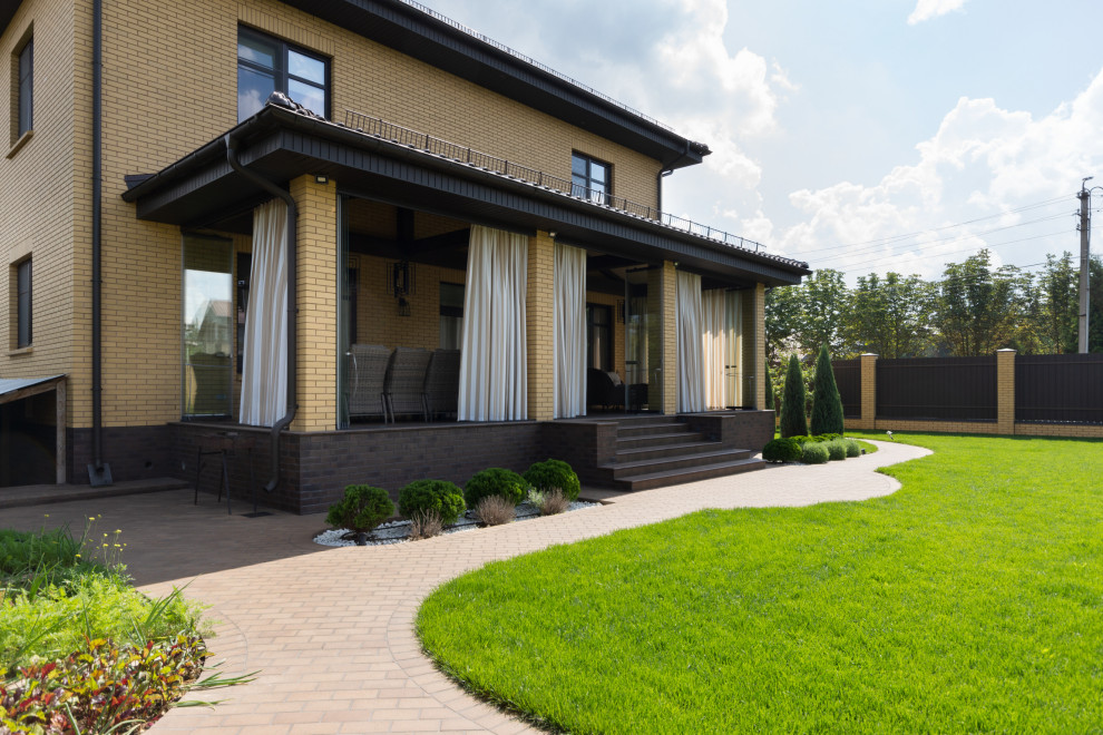 Классическая терраса с безрамным остеклением