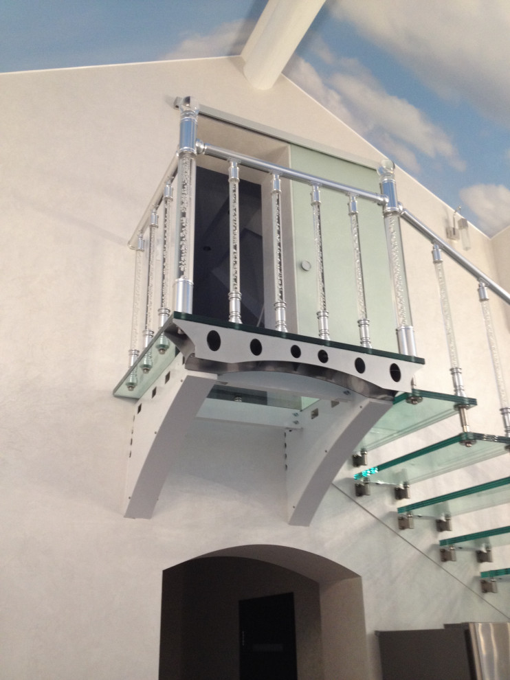 Лестница больцевая с стеклянными ступеньками, с подсветкой.