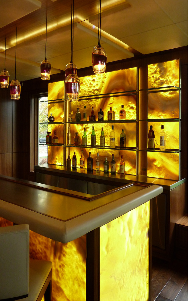 This is an example of a contemporary home bar in Grand Rapids.