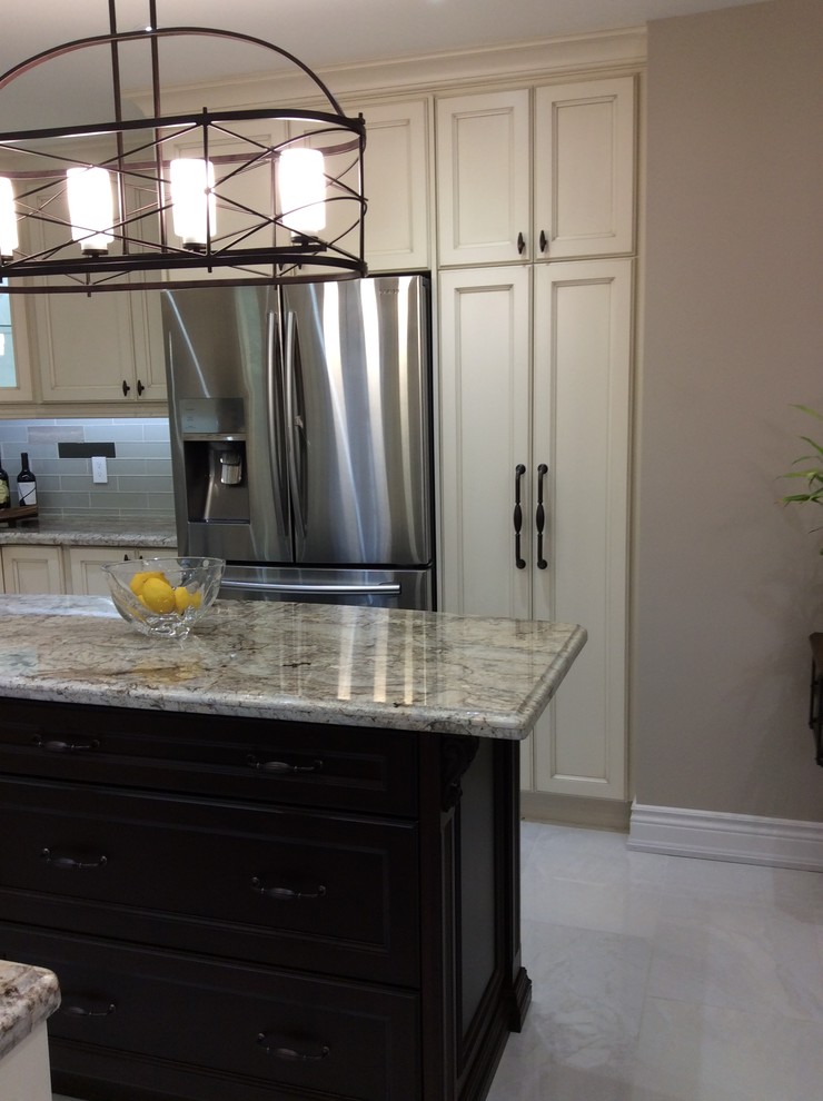 Kitchen - transitional kitchen idea in Toronto