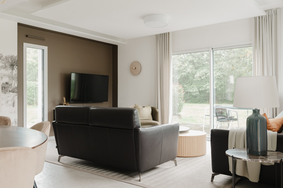 Imagen de sala de estar abierta contemporánea de tamaño medio sin chimenea con paredes marrones, suelo de baldosas de porcelana, televisor colgado en la pared, suelo gris, bandeja y papel pintado