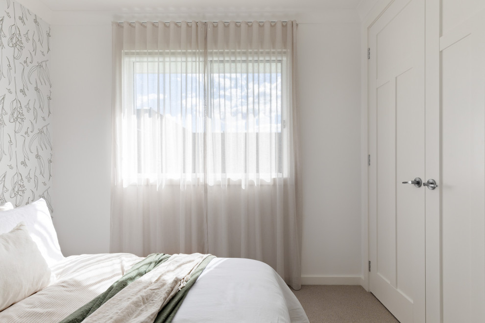 Großes Landhaus Schlafzimmer mit weißer Wandfarbe und Tapetenwänden in Brisbane