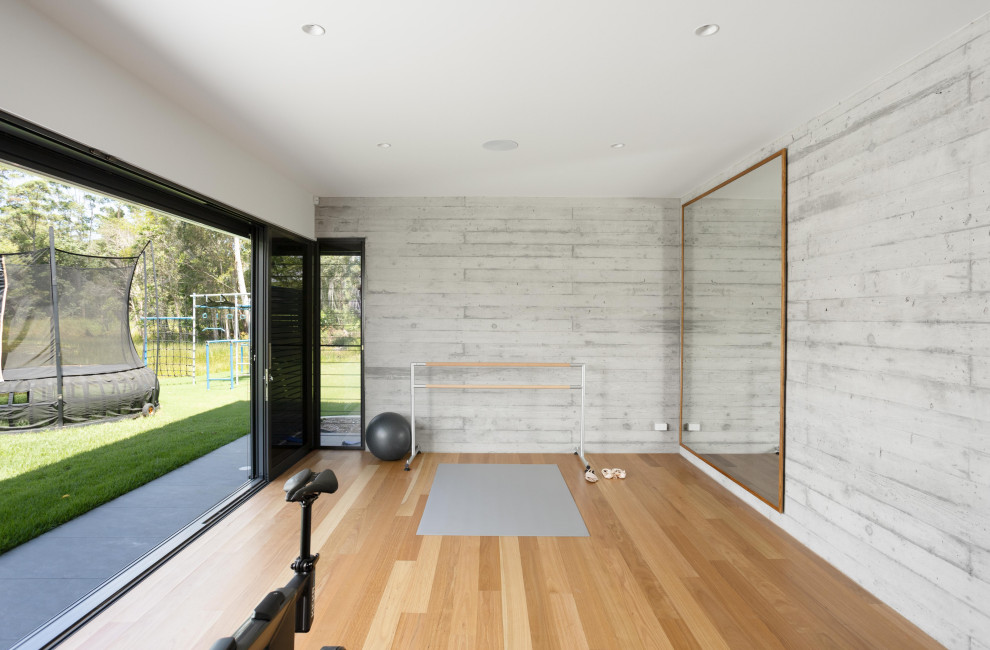 Moderner Fitnessraum mit hellem Holzboden in Sunshine Coast