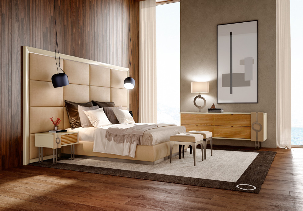 Ejemplo de dormitorio principal contemporáneo con paredes beige y suelo de madera en tonos medios