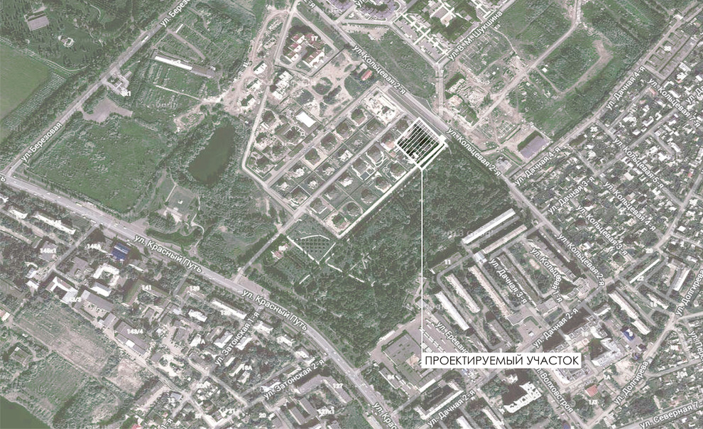 В центре города у рощи.