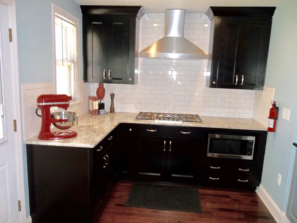 Transitional home design photo in Newark