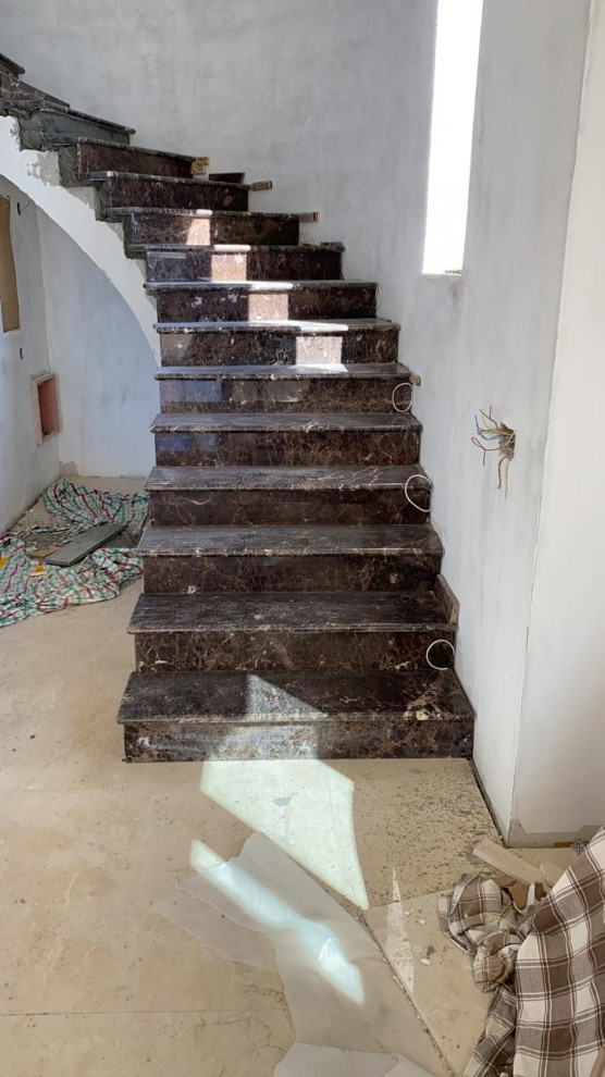 Источник вдохновения для домашнего уюта: изогнутая лестница среднего размера в средиземноморском стиле с мраморными ступенями и подступенками из мрамора