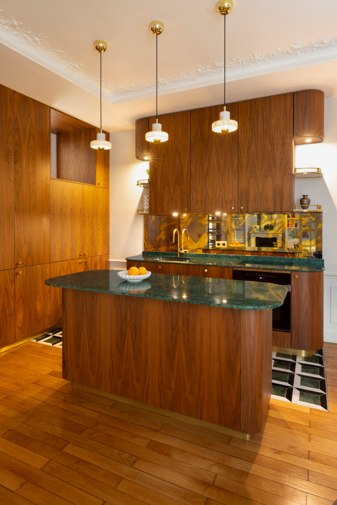 Idéer för mellanstora vintage grönt kök med öppen planlösning, med en undermonterad diskho, skåp i mellenmörkt trä, marmorbänkskiva, stänkskydd med metallisk yta, spegel som stänkskydd, marmorgolv, en köksö och flerfärgat golv