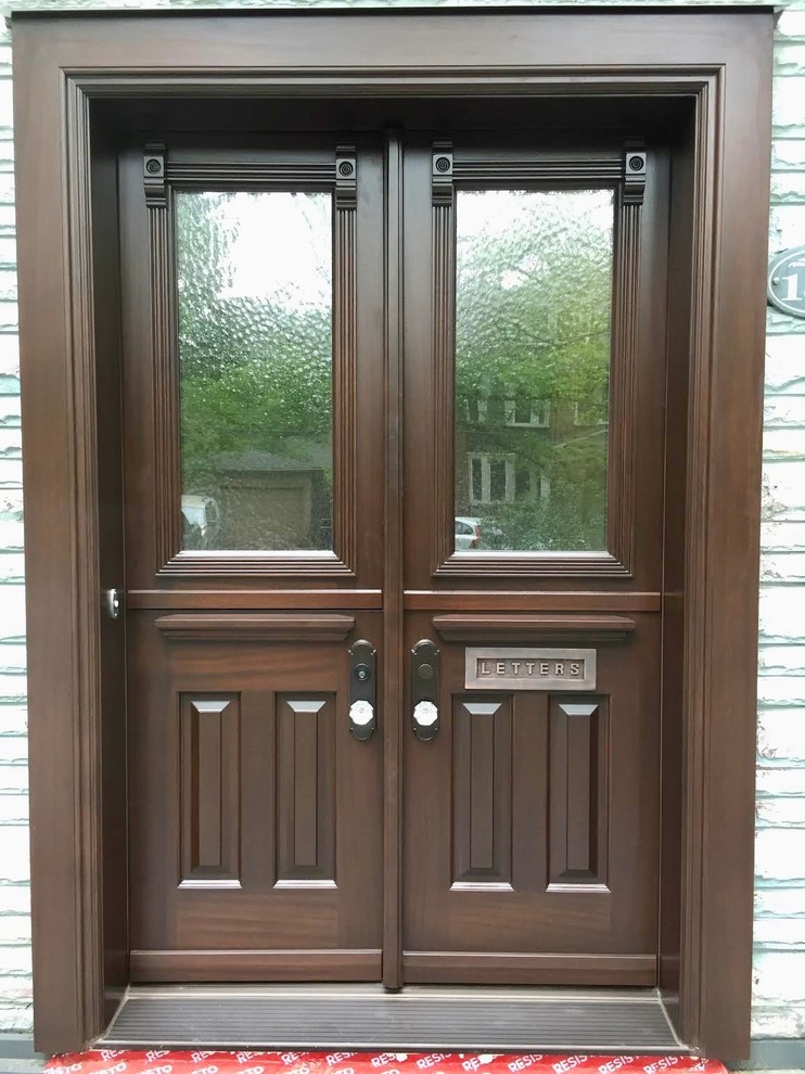 Elegant entryway photo in Toronto