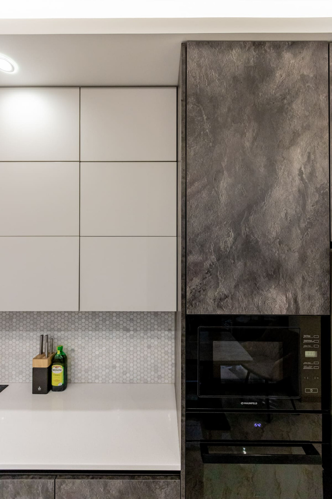 Угловая кухня в сером и черном цвете в стиле лофт