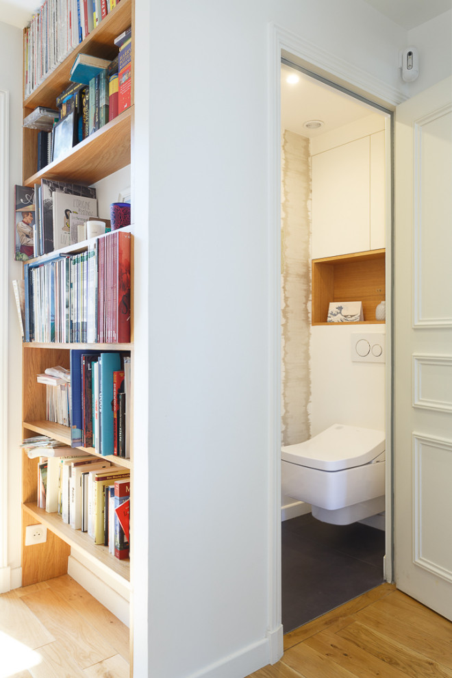 Kleine Moderne Gästetoilette mit Wandtoilette, weißer Wandfarbe, Zementfliesen für Boden, grauem Boden und weißer Waschtischplatte in Paris