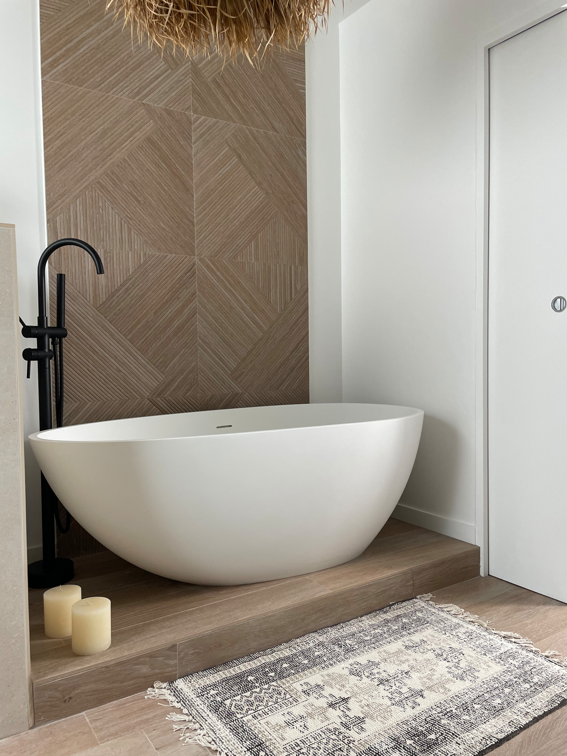 Baignoire îlot et robinetterie noire mate