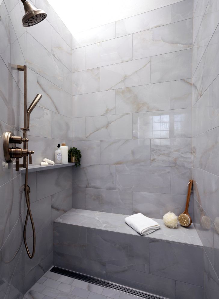 Inspiration för klassiska grått en-suite badrum, med grå kakel, porslinskakel, bänkskiva i kvarts, ett fristående badkar, en kantlös dusch, klinkergolv i porslin, grått golv och med dusch som är öppen