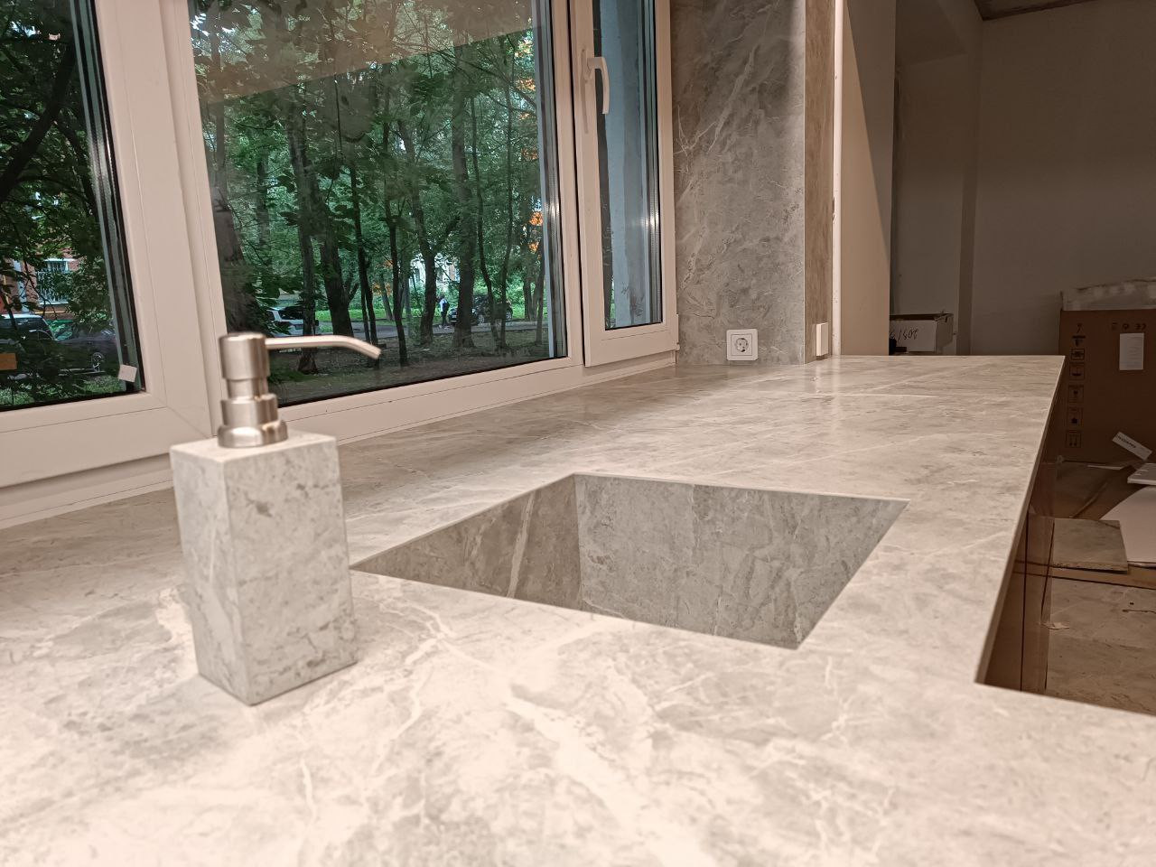 Кухня со столешницей из керамогранита и интегрированной мойкой