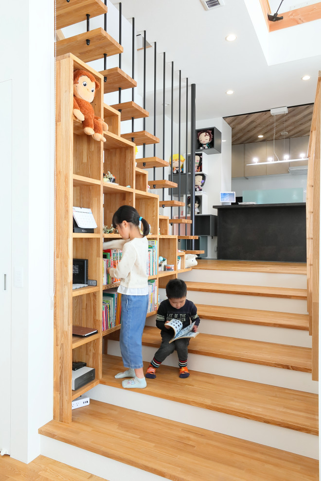 На фото: лестница в современном стиле с кладовкой или шкафом под ней