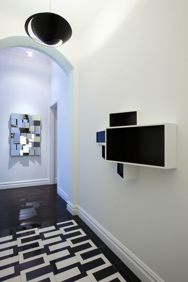 Photo of a contemporary hallway in New York with white walls.