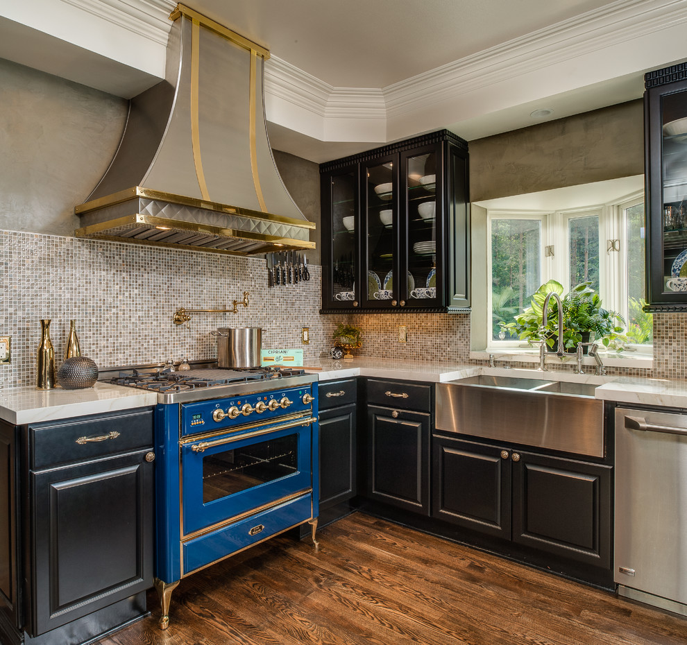 Photo of a traditional l-shaped kitchen in Detroit with a farmhouse sink, raised-panel cabinets, beige splashback, mosaic tile splashback, coloured appliances and medium hardwood floors.