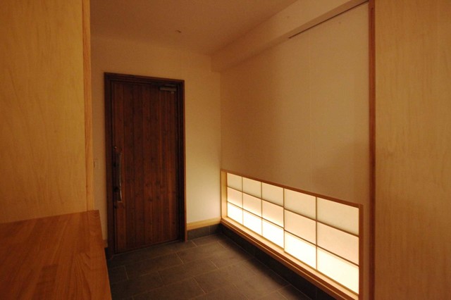 ３間&times;３間のリビングと大きな庇のある家 asiatisch-eingang