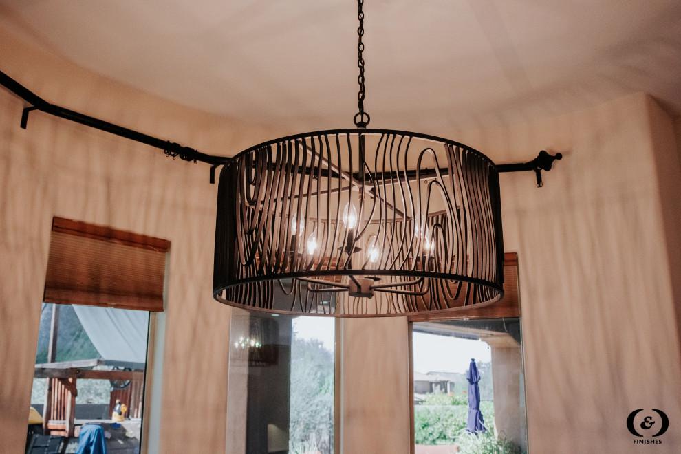 Example of a transitional home design design in Phoenix